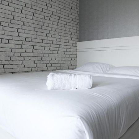 Modern And Comfortable Studio Apartment Springlake Summarecon Near Summarecon By Travelio 베카시 외부 사진