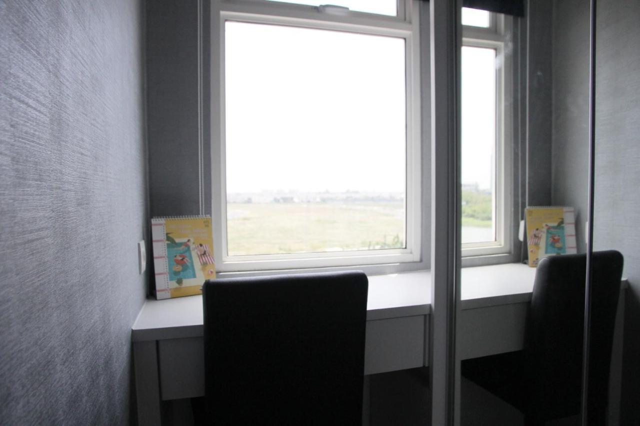 Modern And Comfortable Studio Apartment Springlake Summarecon Near Summarecon By Travelio 베카시 외부 사진