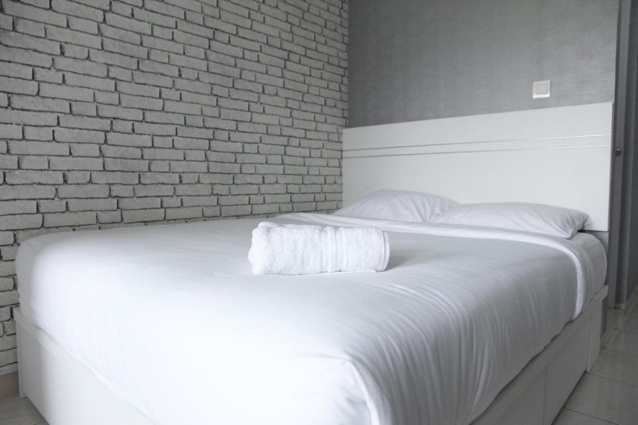Modern And Comfortable Studio Apartment Springlake Summarecon Near Summarecon By Travelio 베카시 외부 사진
